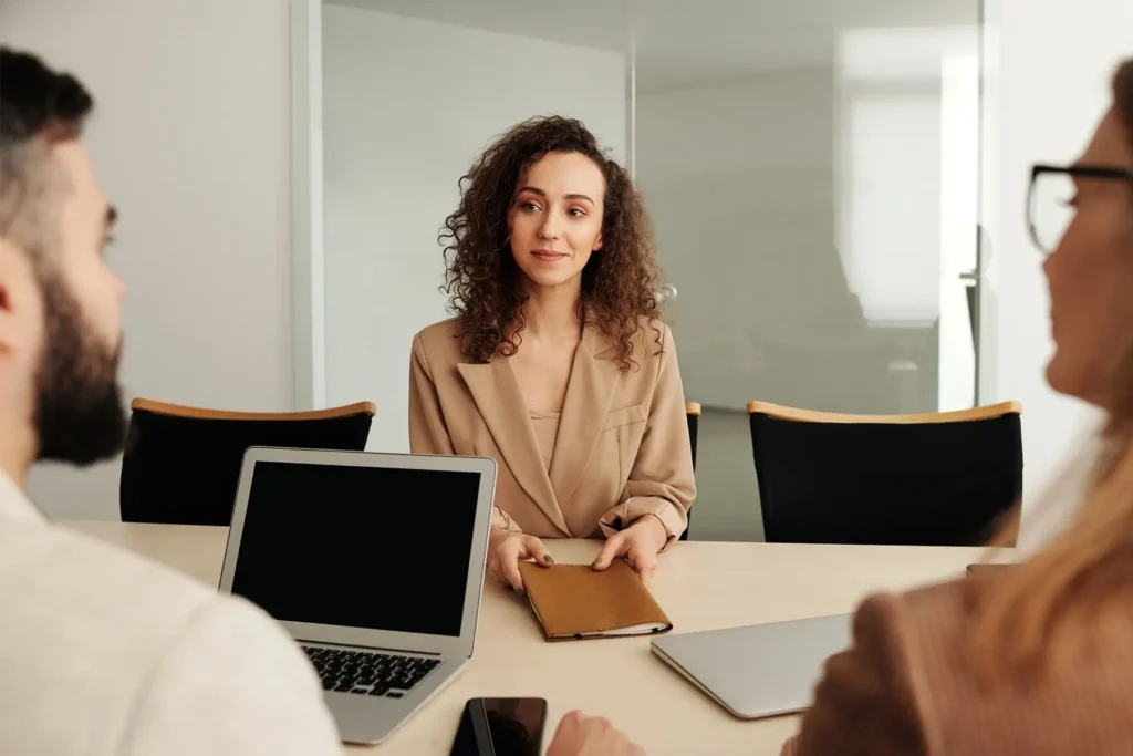 Eine junge Dame sitzt im Bewerbungsgespräch für eine Stelle als Ingenieurin
