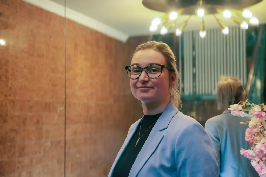 Josephine Ferber, die sympathische Personalvermittlerin aus Berlin, mit Brille und einem offenen Lächeln.