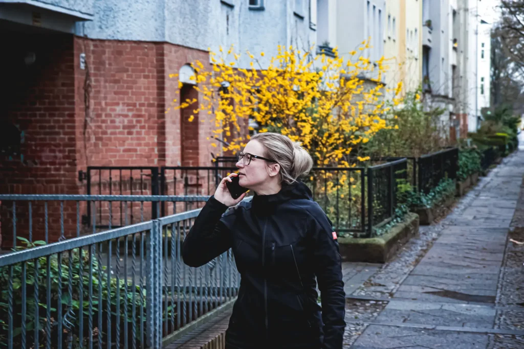 Josephine Ferber im Gespräch am Handy – direkte Kommunikation für passende Vermittlungslösungen.